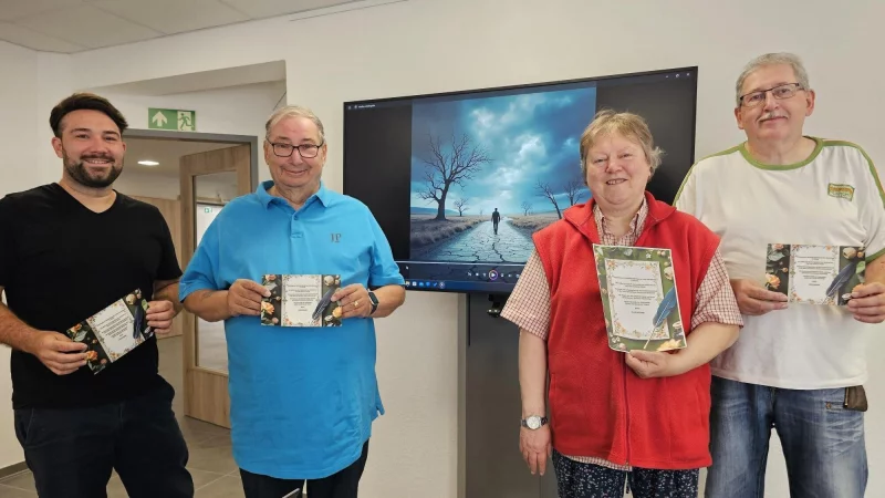 Lucas Noke (von links), Bernd Rosarius, Miriam Pereluk und Kurt von der Heide laden dazu ein, den Gedichtwechsel auf den Wanderwegen in Hörste auf neue Art kennen zu lernen. - © Astrid Sewing