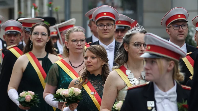 Fein herausgeputzt marschieren die Lemgoer Schützinnen und Schützen durch die geschmückte Innenstadt. - © Axel Bürger