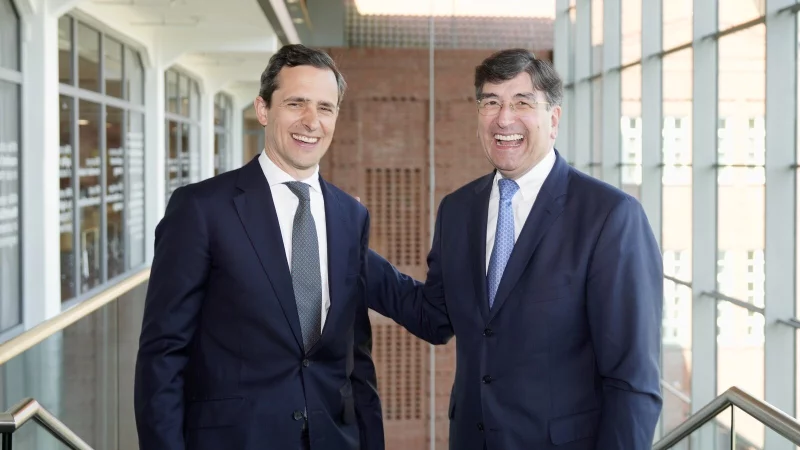 Bestens gelaunt: Albert Christmann (r.) &uuml;bergibt den Vorsitz der Internationalen Gesch&auml;ftsf&uuml;hrung von Dr. Oetker zum 1. Mai 2025 an Carl Oetker, den 42-j&auml;hrigen Sohn des bis 2016 amtierenden fr&uuml;heren Konzernchefs Richard Oetker. - &copy; Peter Unger