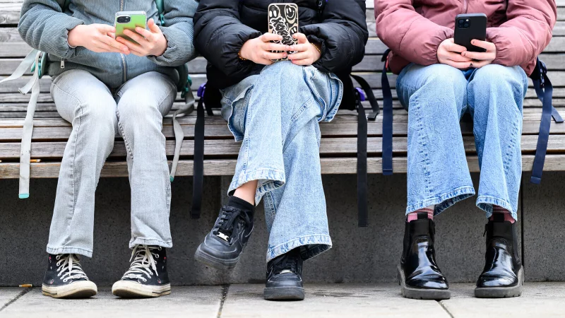 Einige Schule verbieten private Handys bereits, doch einheitliche Regeln gibt es in Deutschland und auch in NRW nicht. - © picture alliance / MAX SLOVENCIK / APA / picturedesk.com