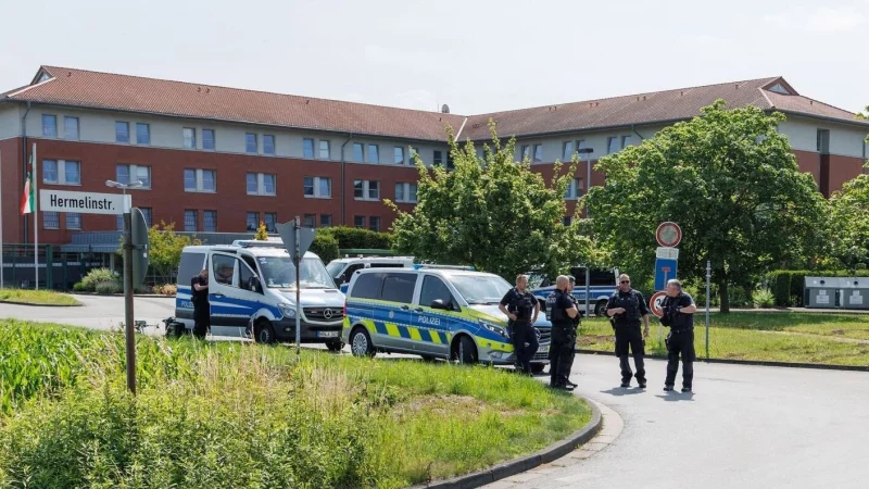 Dieses Foto zeigt das Hafthaus Ummeln mit dem Schiebetor, das zur Busschleuse f&uuml;hrt. Der Ausbrecher sprang &uuml;ber so ein Tor, allerdings &uuml;ber das Innentor (2,83 Meter hoch). - &copy; Friso Gentsch/dpa