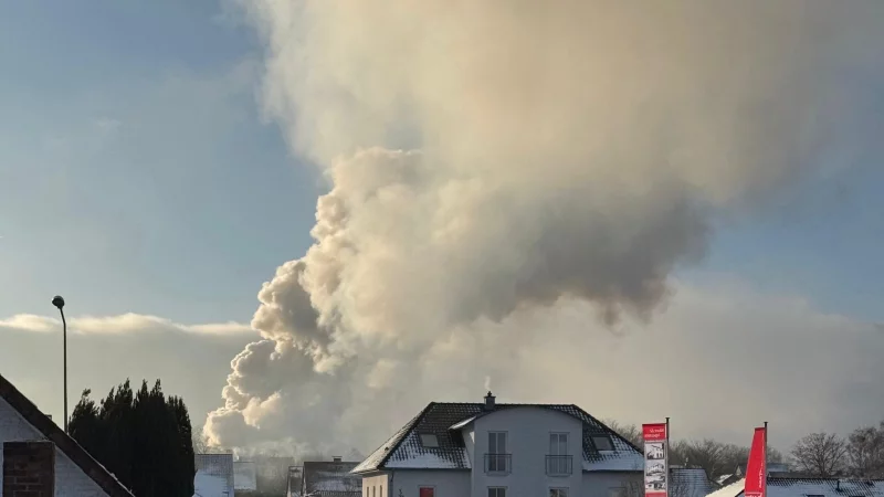 Die Rauchs&auml;ule &uuml;ber dem Mindener S&uuml;den ist schon von Weitem zu sehen. - &copy; privat