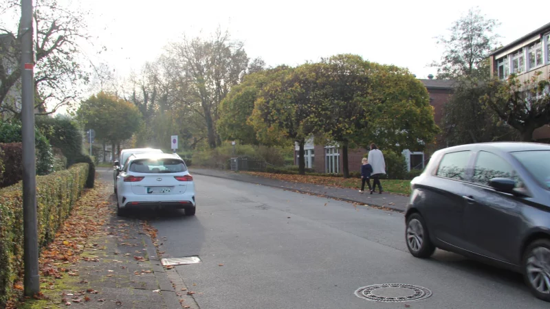 Das Halteverbot an der Ewerbeckstra&szlig;e an der Grundschule am Schloss bleibt bestehen. - &copy; Archivfoto: Nadine Uphoff