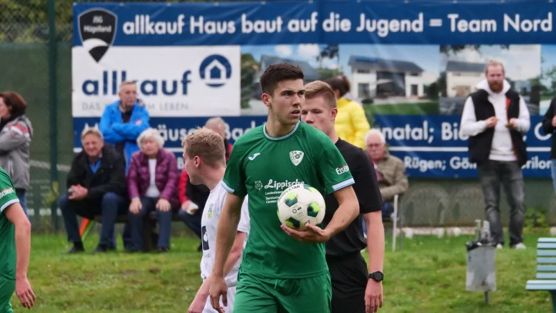 Louis Hilker schnappt sich den Ball und verwandelt auch seinen zweiten Elfmeter im Spiel gegen TuS Bad Driburg. - &copy; J&ouml;rg Hagemann