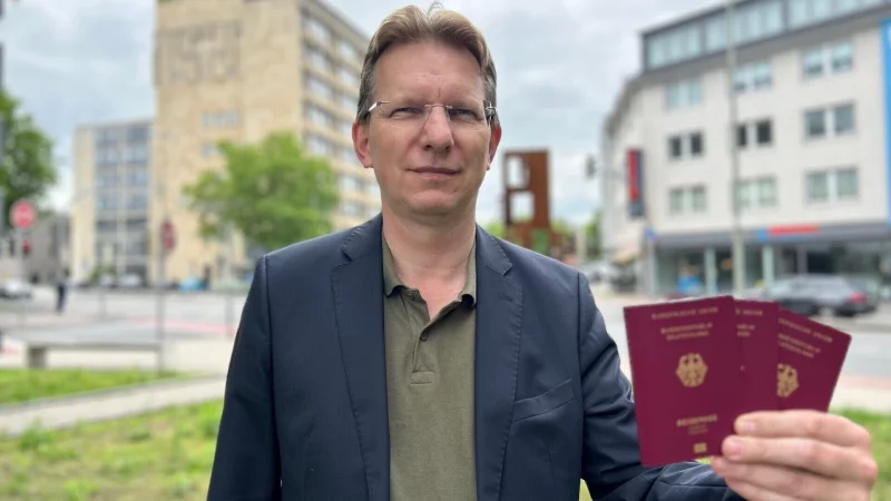 Die drei Reisep&auml;sse und ein Personalausweis lagen schon frisch gedruckt im G&uuml;tersloher Rathaus. Andreas Maas sollte jedoch noch vier Wochen bis zur Abholung der neuen Dokumente warten. - &copy; Christian Br&ouml;der