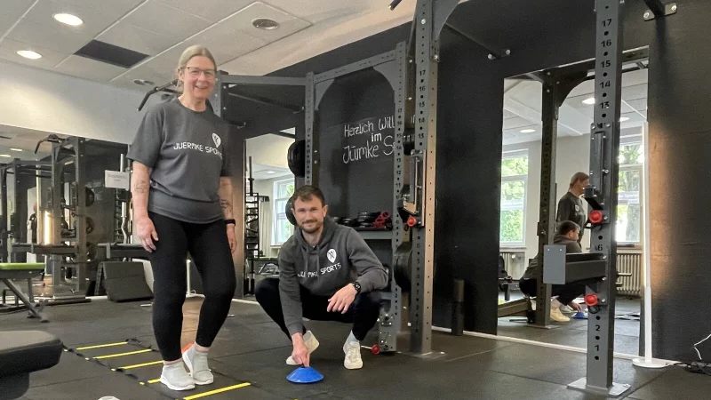 Vera Gaesing-Herbertz und ihr Trainer Fabian Gehring sind seit 2023 ein Team. Auf der Koordinationsleiter trainiert die Bielefelderin Körper und Kopf. - © Carolin Nieder-Entgelmeier