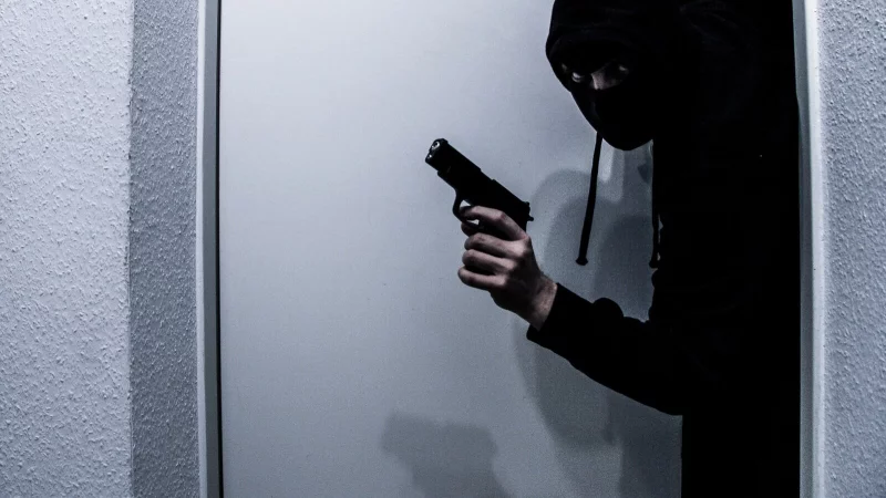 Ein Mann hat mit einer Schusswaffe die Q1-Tankstelle in Heidenoldendorf &uuml;berfallen. - &copy; Symbolfoto: Pixabay