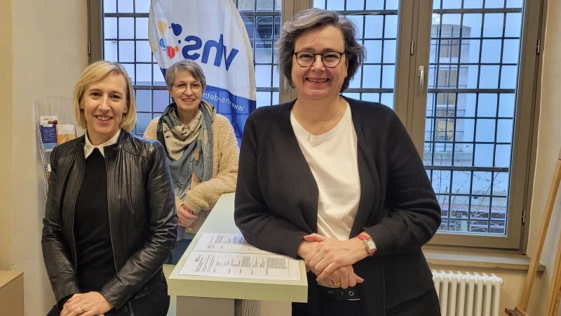 Silke Quentmeier (vorne) will im Beruf weiterhelfen. Auf Einladung von Ines Kortemeier (links, VHS)) und der Gleichstellungsbeauftragten Claudia Osterhage kommt sie nach Lemgo. - &copy; Katrin Kantelberg