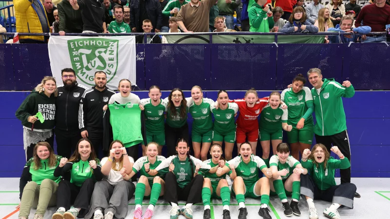 Der TuS Eichholz-R. feiert vor seiner Fankurve die Titelverteidigung beim LZ-Cup. - &copy; Paul Cohen