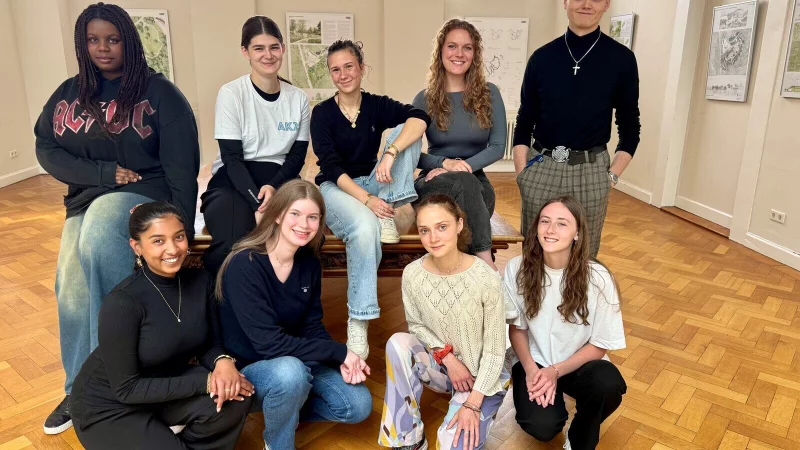 Sie denken europäisch und wollen mitgestalten: Victoria Irhabor, Lucia Goniwiecha, Amelie Vogelsang, Leiterin Sophie M.Gurcke, Crispin Schmidt (hinten, von links) sowie Laujaani Sothilingam, Henriette Westphal, Mia Womelsdorf und Leiterin Emely Friesen (vorne, von links). - © Stadt Detmold