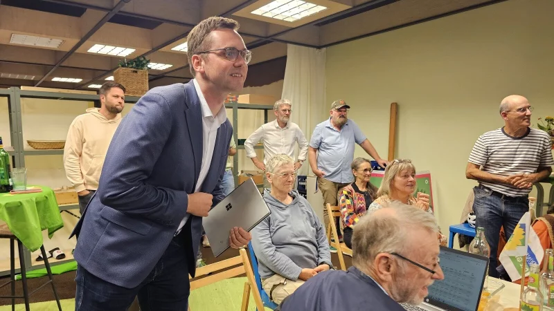 Am Wahlabend hat B&uuml;rgermeister Matthias Kalkreuter bei den Gr&uuml;nen im B&uuml;ro an der Langen Stra&szlig;e vorbeigeschaut. Zu dem Zeitpunkt lag sein Ergebnis &uuml;ber 50 Prozent, doch wenig sp&auml;ter stand fest, es wird eine Stichwahl mit Frederik Topp (CDU) geben. Und dann ist da die AfD, die eine Klage ank&uuml;ndigt. - &copy; Astrid Sewing