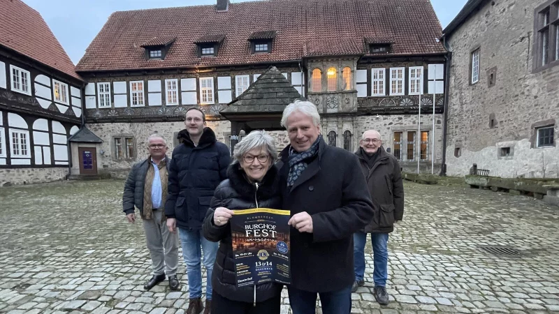 Seit sechs Jahre liegt die Blomberger Burg im Dornröschenschlaf. Jetzt möchte Besitzerin Christine Eisert den Innenhof für Besucherinnen und Besucher öffnen. Der Lions Club Blomberg veranstaltet rund um den dritten Advent ein Burgfest. Lions Präsident Bernd Sommer (vorne rechts) freut sich zusammen mit (hinten von links) Daniel Urselmann, Bastian Schröder und Peter Unterschütz auf das Event. - © Silke Buhrmester