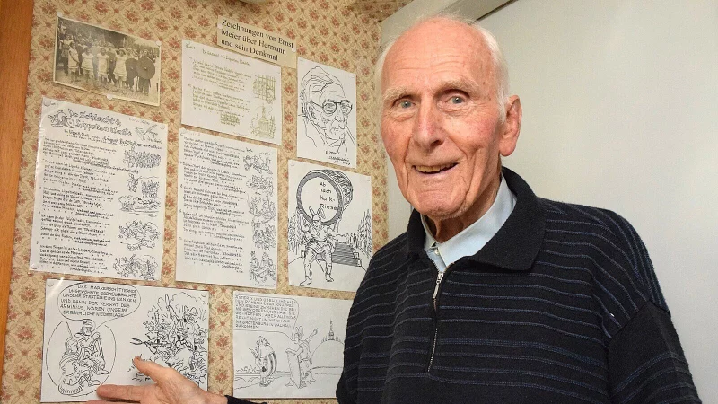 Werner Höltke bewahrt Zeichnungen und Texte Ernst Meiers auf, der 2006 starb, darunter zahlreiche Hermann-Zeichnungen. - © Karin Prignitz