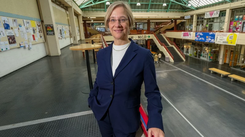 Für Angelika Epple, Rektorin der Universität Bielefeld, ist das neue Institut zur Förderung von Wissenschaftlern ein Herzensprojekt. - © Andreas Zobe