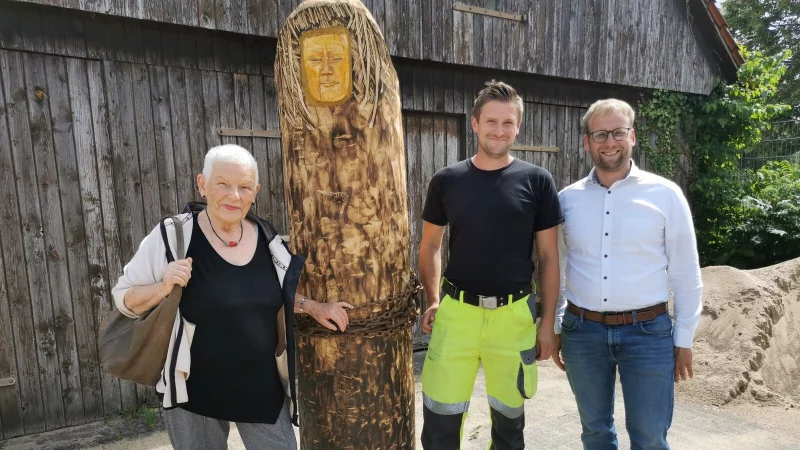 Noch steht sie auf dem Barntruper Bauhof, aber soll in der Innenstadt aufgestellt werden: Die neue Skulptur „Hexe". Darüber freuen sich (von links) Künstlerin Sieglinde Strohmeier, Bauhof-Mitarbeiter Oliver Prasse und Barntrups Bürgermeister Borris Ortmeier. - © Sylvia Frevert