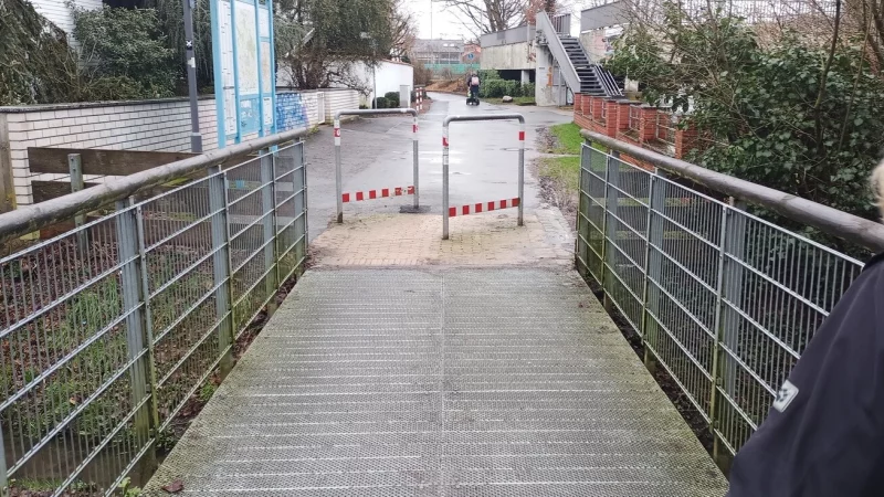 Schräg gestellte Absperrbügel wie hier zwischen Wall und Parkpalette Bruchweg machen das Leben für Radfahrer leichter. Das lobt der ADFC Lippe. - © Werner Kloppmann/ADFC Lippe