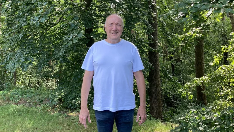 Roger Ritters Lieblingsplatz ist in seinem Garten zuhause, an den sich ein Waldst&uuml;ck anschlie&szlig;t. - &copy; Cordula Gr&ouml;ne