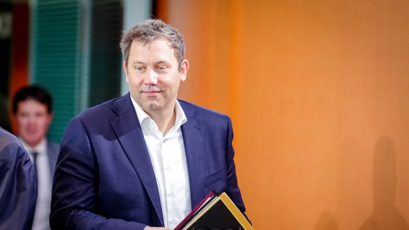 Lars Klingbeil (SPD), Bundesminister der Finanzen, sorgt mit einem Kurswechsel bei der Stromsteuer für Ärger. - © Kay Nietfeld/dpa