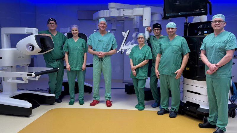 Das Team der Universitätsklinik für Allgemein- und Viszeralchirurgie unter Leitung von Professor Jens Höppner (Dritter von links) freut sich mit (von links) Dr. Michael Leitz, Dr. Miljana Vladimirov, Dr. Britta Eikötter, Dr. Krysztof Nowakowski, OP-Leitung Thomas Herden und Dr. Zsolt Madarasz über den neuen OP-Roboter. - © Mandy Lange/Klinikum Lippe