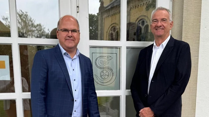 Bürgermeister Marcus Püster (links) Mit dem Ansprechpartner für die Kommunen der Sewikom, Hardy Heine. - © Gemeinde Schlangen