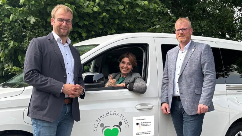 Barntrups Bürgermeister Borris Ortmeier (links) und Dörentrups Bürgermeister Friso Veldink freuen sich gemeinsam mit Projektmitarbeiterin Esra Kanbal (im Auto) über das neue Fahrzeug für die Bürger. - © Stadt Barntrup/Gemeinde Dörentrup