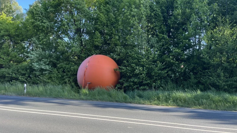 Im Graben kam die Kugel zum Stehen, bis sie vom THW geborgen wurde. Am Wochenende hatten Unbekannte sie vom Kreisverkehr auf den Nordring gerollt. - © Kyrill von Matuschka