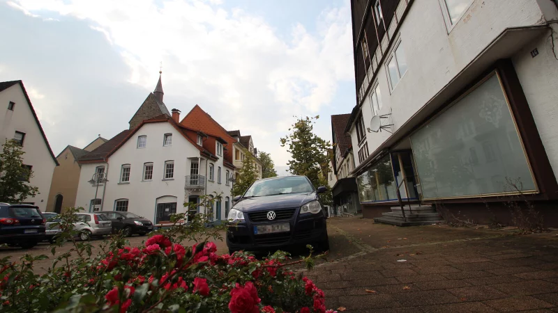 Um den Ortskern grüner zu gestalten, bekommt die Gemeinde Fördermittel. Auf dem Bild ist die Mittelstraße zu sehen. - © Archivfoto: Jens Rademacher