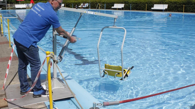 Der erste Vorsitzende des Freibadverein Berlebeck-Heiligenkirchen demonstriert den neu installierten Becken-Lift, der als gro&szlig;e Hilfe f&uuml;r Menschen mit Handicap dienen soll. In Betrieb wird er voraussichtlich ab dem 25 .Mai. gehen. - &copy; Juliana Szabo