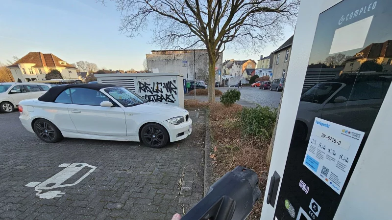 Erst zeigte das Display der Schnelllades&auml;ule auf dem Kronenplatz dauerhaft "Neustart" an, dann wurde dort tagelang &uuml;ber den Firmware-Stand der S&auml;ule informiert, inzwischen ist es dauerhaft wei&szlig;. - &copy; Jost Wolf