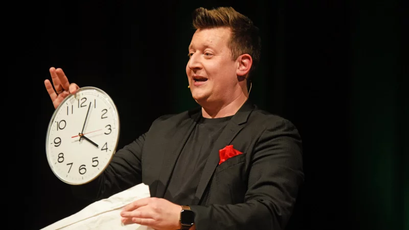 Marcel Kösling lässt bei seinem Auftritt die Zeit wie im Nu verstreichen. - © Nicole Ellerbrake