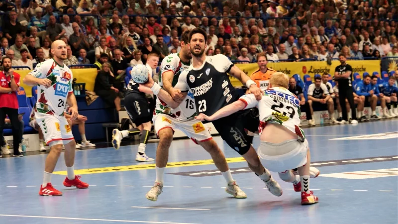 Mit unglaublicher Energie stieß Tim Suton immer wieder in die Magdeburger Deckung und beschäftigte in dieser Szene Antonio Serradilla und Magnus Saugstrup. - © Jörg Hagemann