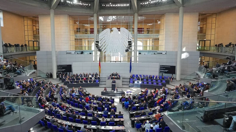 Die Abgeordneten des Bundestags diskutieren im Plenarsaal &uuml;ber den Bundeshaushalt 2026. Anschlie&szlig;end ging der Haushalt in den Ausschuss, dem die beiden Ostwestfalen Wiebke Esdar (SPD) und Christian Haase angeh&ouml;ren. - &copy; Michael Kappeler/dpa