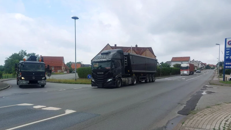 Zahlreiche Lastwagen passieren täglich die Istruper Ortsdurchfahrt. Für die Anwohner sei dies eine starke Lärmbelastung, wie sie berichten. Ob es im Kreuzungsbereich künftig eine Ampel geben wird, ist noch nicht endgültig entschieden. - © Michaela Weiße