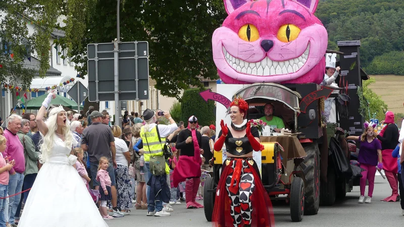Bunt, laut und lustig zieht sich der Festumzug durch Hohenhausen. - © Rudi Rudolph