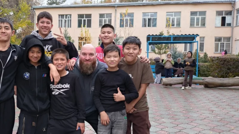 Da ist der Deutsche wieder, rufen die Kids, wenn Wolfgang Schade wieder zu Besuch kommt.
Fotorechte: Schade - &copy; privat