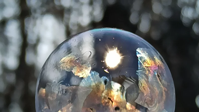 Diese gefrorene Seifenblase wurde in Pivitsheide gesichtet. - &copy; Heike Wiebusch