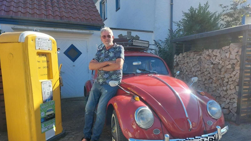 Neben seiner rubinroten "Helga" steht in der Hofeinfahrt von Helmut Jagalla noch eine aus Holz nachgebildete Zapfsäule. - © Michaela Weiße