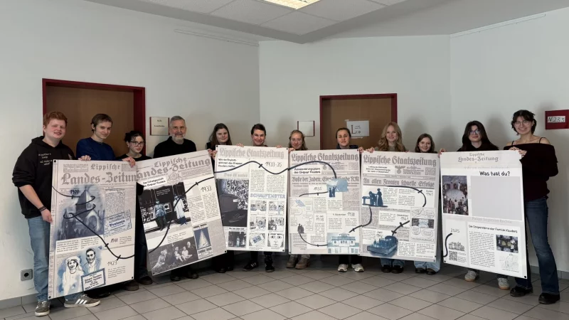 Lisa Pl&ouml;ger (von links) und Leni M&uuml;ller haben auf ihrem Plakat dargestellt, wie Eduard Kauders und Moritz Herzberg das Detmolder B&uuml;ro der "Reichsvereinigung der Juden in Deutschland" geleitet haben. Die staatlich kontrollierte "Reichsvereinigung" wurde als Instrument f&uuml;r die "Endl&ouml;sung" missbraucht. - &copy; Jan Schillmann