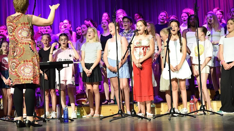 Die von Stefanie Dermann dirigierte und von Alfons Haselhorst am Klavier begleitete Chor-AG I verbindet ihren Auftritt mit schauspielerischen Szenen und der Frage „Wer wird Luhmannaire?“. Foto: Karin Prignitz - © Karin Prignitz