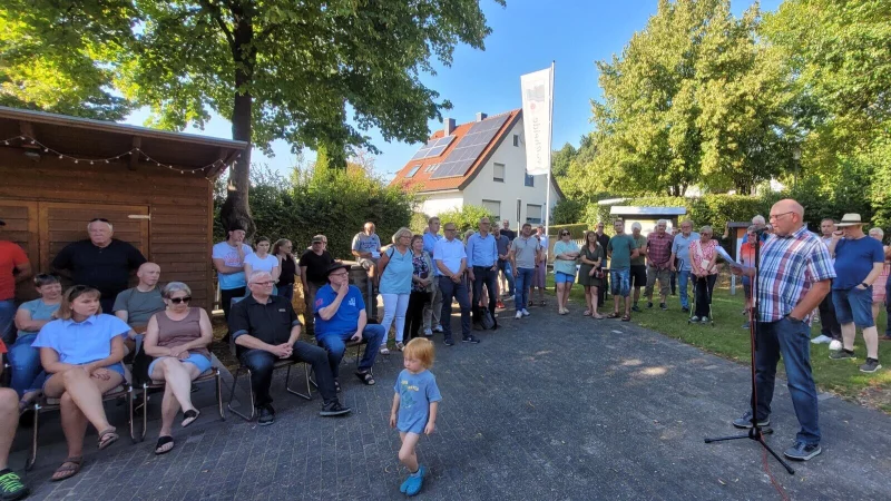 Anlieger der Deichbrede protestieren gegen den Ausbau ihrer Straße. - © Katrin Kantelberg
