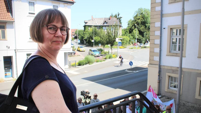 Krankenschwester Christiane Reuter arbeitet seit 1991 im Klinikum Lippe. Weil die Belastung f&uuml;r das Personal immer gr&ouml;&szlig;er wird und sich aus ihrer Sicht nichts tut, hat die 55-J&auml;hrige gegen ihren Arbeitgeber geklagt. Hier gibt sich die Detmolderin trotz ihrer ersten Niederlage im Juni 2024 noch optimistisch. - &copy; Janet K&ouml;nig