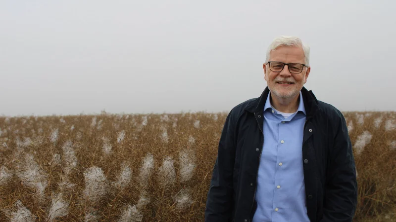 Ralf Klemme ist erster stellvertretender B&uuml;rgermeister und &uuml;bernimmt seit dem pl&ouml;tzlichen Tod von Frank Meier bereits dessen politische Aufgaben. Auf dem Foto ist er an seinem Lieblingsort zu sehen, dem Bauernpfad. Bei gutem Wetter reicht der Blick hier bis zur Porta Westfalica, dem Hermannsdenkmal und nach Grohnde. - &copy; Lorraine Brinkmann