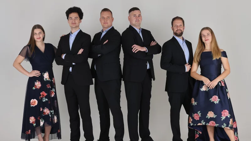 Edita Miklič (von links), Ambrož Rener, Matjaž Strmole, Blaž Strmole, Domen Anžlovar und Ema Pavlič pr&auml;sentieren in der Kirche St. Nicolai eine musikalische Reise durch das Leben. - &copy; Studio Paprotka