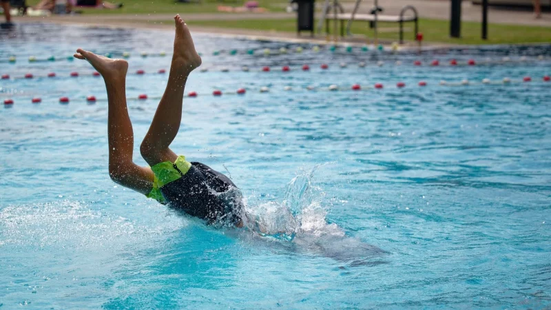 Doppelt hält besser: Unter der Badehose tragen immer mehr junge Männer eine Unterhose, wenn sie im Freibad ins Wasser springen. - © Henning Kaiser/dpa