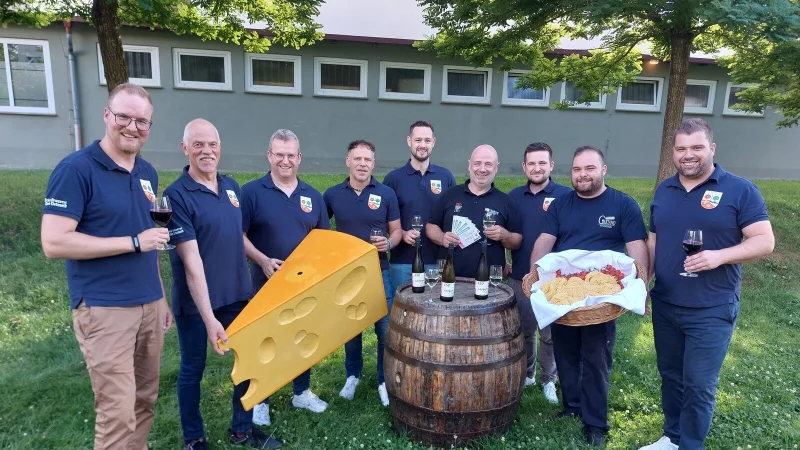 Die Lother Sch&uuml;tzen Sascha Gol&uuml;ke, Matthias Purkopp, Mathias Fiene, Sven Lange, Markus Belkner, Festwirt Stefan Friedrich, Matthias Rodemeier, Filippo Cardamone (Pizzeria Da Gaetano) und Florian Schr&ouml;der freuen sich auf ein tolles Weinfest. - &copy; Michaela Wei&szlig;e