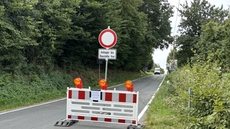 Die Heldmanstraße ist aktuell gesperrt, und das wird bis voraussichtlich 26. September so bleiben. Hier die Sperre samt Schild kurz vor dem Hollenstein. Die gleichnamige Gaststätte ist von hier aus zu erreichen, die Durchfahrt bis Schötmar aber untersagt. - © Thomas Reineke