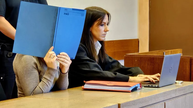 Verteidigerin Franziska Janßen aus Bielefeld nimmt beim Prozess Ende vergangenen Jahres an der Seite ihrer Mandantin Platz. Die Angeklagte aus Horn-Bad Meinberg gab zu, ihr sieben Tage altes Baby erstickt zu haben. Ohne ihr Geständnis wäre die Frau wahrscheinlich nicht überführt worden. - © Janet König