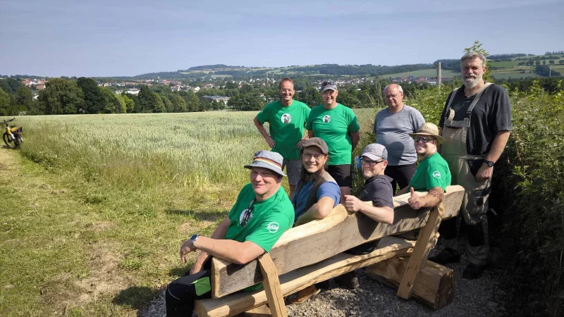 Genießen den Blick auf Bösingfeld (hinten, von links): Thomas Hönemann, Thorsten Stellmacher, Jörg Sutmar, Ulrich Depping sowie (sitzend) Jürgen Tammoschath, Sebastian Kiss, Thomas Fritzemeier und Björn Winkler. - © Hans Böhm