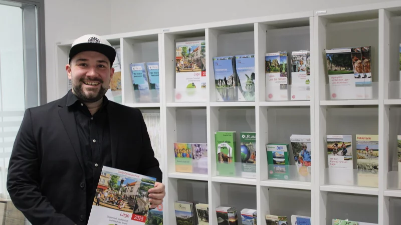 Lucas Noke ist Leiter der Tourist-Info und pendelt regelm&auml;&szlig;ig zwischen den beiden Standorten in der Innenstadt und H&ouml;rste hin und her. - &copy; Lorraine Brinkmann