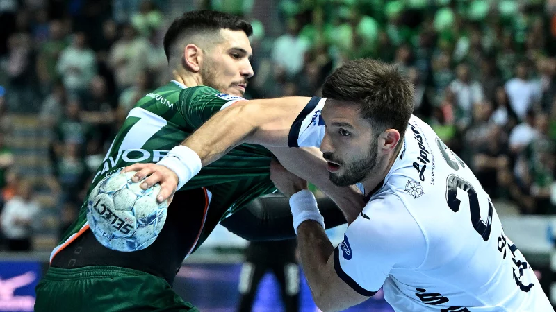 Tim Suton ringt sich gegen Wetzlars Stefan Cavor durch. - © Mathias M. Lehmann